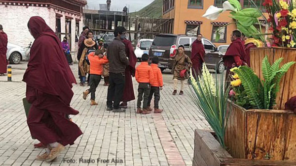 Junge Mönche werden aus dem Kloster Dza Sershul eskortiert (Foto: Radio Free Asia)