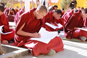 Mönche bei der Prüfung in Ganden (Foto: Tibet Watch)