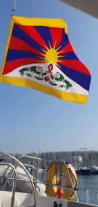 TibettFlagge Genfersee 20230305 120147